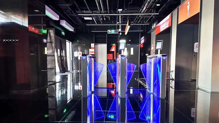 سیستەمی کۆنترۆڵی چوونە ژورەوەی ناسینەوەی دەموچاو