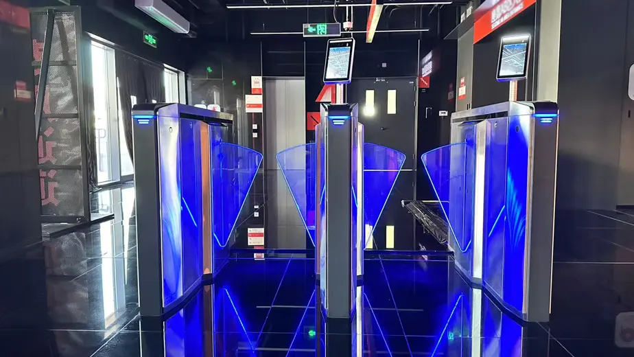 کۆنتڕۆڵی چوونە ژورەوەی سەنتەری هونەر